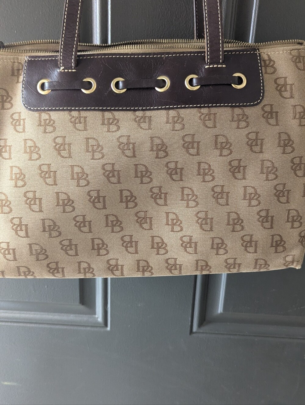 Y2K Dooney & Bourke Tan Monogram Zip Tote Bag Double Handles Gold Tassel - Picture 6 of 6